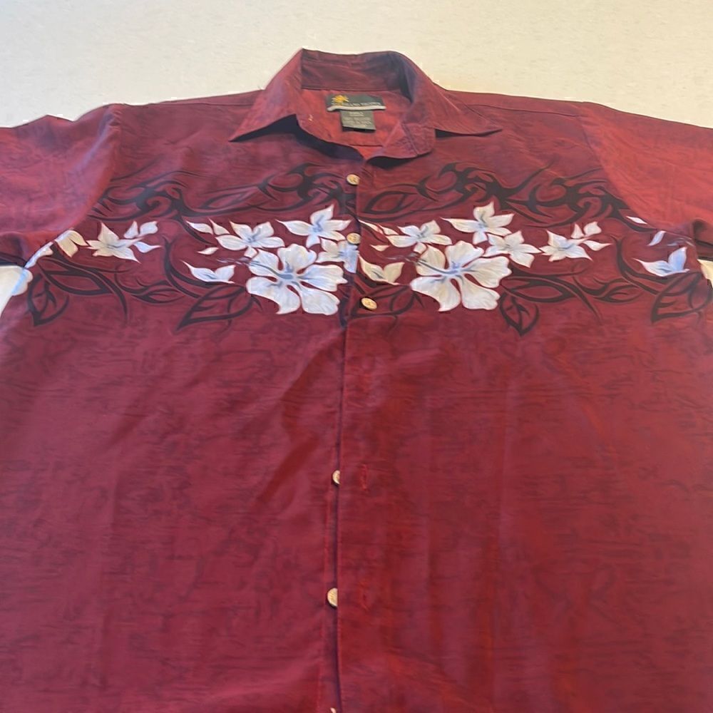 Island tropics Mens Hawaiian shirt size small, great shape, wooden buttons nice.